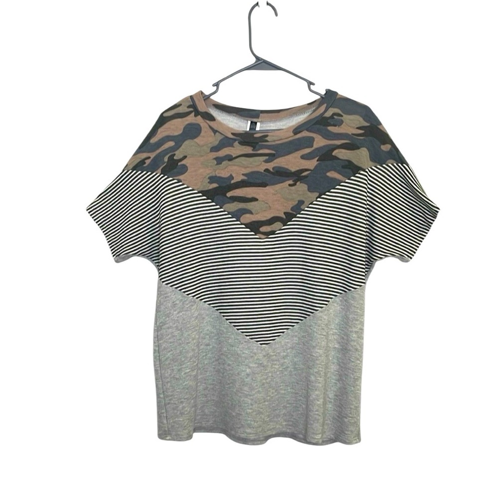 Lovely Souls Women’s Camo And Stripes Short Sleeve Shirt Size Medium